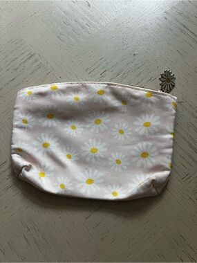 Ipsy Makeup Glam Bag Pink-White Daisies April 2022